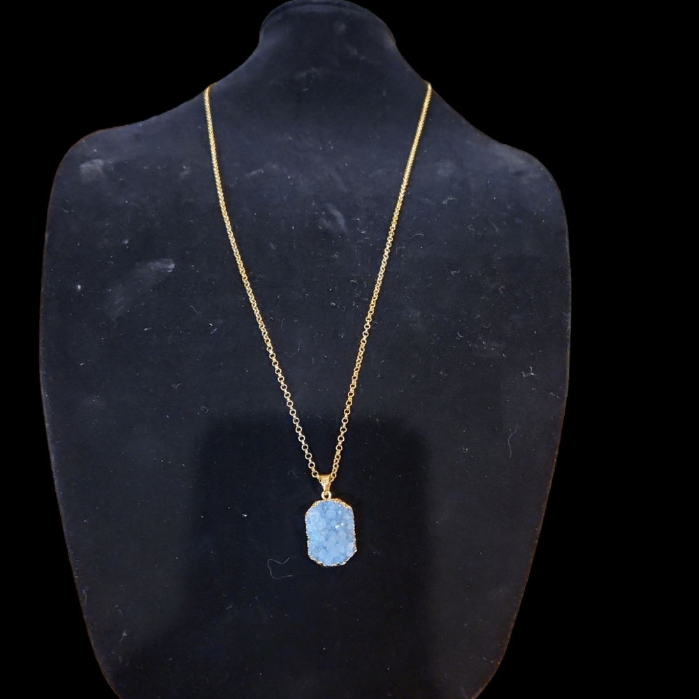 34 inch goldtone chain necklace woth crystallized lavender colored stone on pend